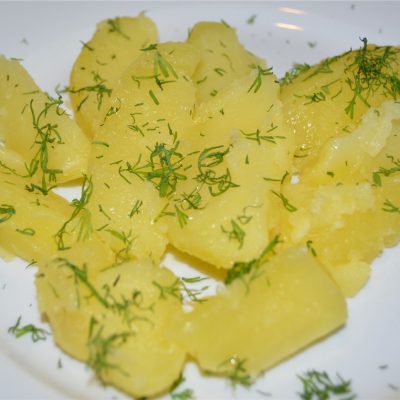 Картофель отварной с зеленью и чесноком